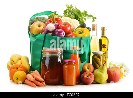 Sac shopping vert avec des produits d'épicerie sur fond blanc Banque D'Images