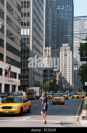 Une femme crossing Park Avenue à Manhattan, New York. Banque D'Images