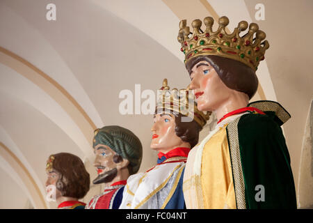 Gigantes alignés sur la Plaza de Los Fueros dans les fêtes de la Virgen de Nieva à Viana - Navarre, Espagne. Banque D'Images