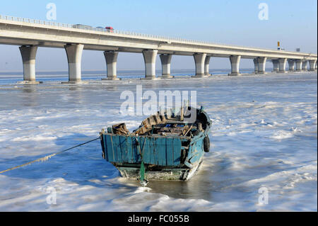 Qingdao, Shandong, CHN. 19 Jan, 2016. Qingdao, Chine - le 18 janvier 2016 : (usage éditorial uniquement. Chine OUT) L'épaisseur de la glace de mer est jusqu'à 5cm. © SIPA Asie/ZUMA/Alamy Fil Live News Banque D'Images
