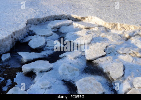 Qingdao, Shandong, CHN. 19 Jan, 2016. Qingdao, Chine - le 18 janvier 2016 : (usage éditorial uniquement. Chine OUT) L'épaisseur de la glace de mer est jusqu'à 5cm. © SIPA Asie/ZUMA/Alamy Fil Live News Banque D'Images