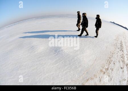 Qingdao, Shandong, CHN. 19 Jan, 2016. Qingdao, Chine - le 18 janvier 2016 : (usage éditorial uniquement. Chine OUT) L'épaisseur de la glace de mer est jusqu'à 5cm. © SIPA Asie/ZUMA/Alamy Fil Live News Banque D'Images