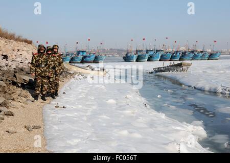 Qingdao, Shandong, CHN. 19 Jan, 2016. Qingdao, Chine - le 18 janvier 2016 : (usage éditorial uniquement. Chine OUT) L'épaisseur de la glace de mer est jusqu'à 5cm. © SIPA Asie/ZUMA/Alamy Fil Live News Banque D'Images