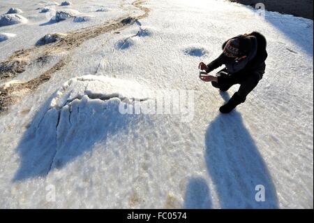 Qingdao, Shandong, CHN. 19 Jan, 2016. Qingdao, Chine - le 18 janvier 2016 : (usage éditorial uniquement. Chine OUT) L'épaisseur de la glace de mer est jusqu'à 5cm. © SIPA Asie/ZUMA/Alamy Fil Live News Banque D'Images