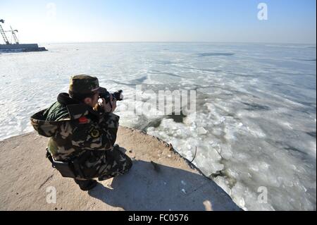 Qingdao, Shandong, CHN. 19 Jan, 2016. Qingdao, Chine - le 18 janvier 2016 : (usage éditorial uniquement. Chine OUT) L'épaisseur de la glace de mer est jusqu'à 5cm. © SIPA Asie/ZUMA/Alamy Fil Live News Banque D'Images