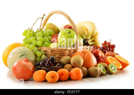 La composition avec fruits assortis dans panier en osier isolated on white Banque D'Images