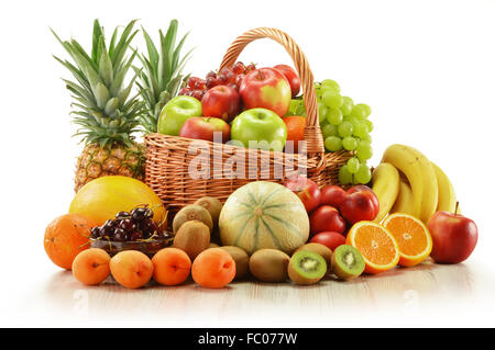 La composition avec fruits assortis dans panier en osier isolated on white Banque D'Images