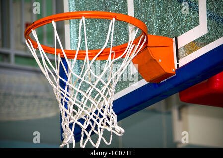 Anneau de basket-ball avec une grille,un équipement de sport,un anneau,un jeu de basket-ball,grille,sport,concours,concours,jeu en basket-ball Banque D'Images