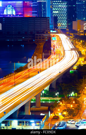 Le trafic important dans l'autoroute de nuit Banque D'Images