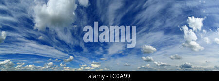 Panorama du ciel magnifique avec des nuages Banque D'Images