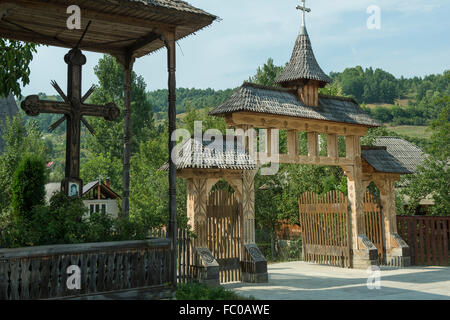 Entrée de l'emplacement d'une église en bois de Saint Dumitru dans le district de Maramures, Roumanie Banque D'Images
