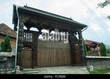 Porte en bois typiques sculptés dans le district de Maramures, Roumanie Banque D'Images