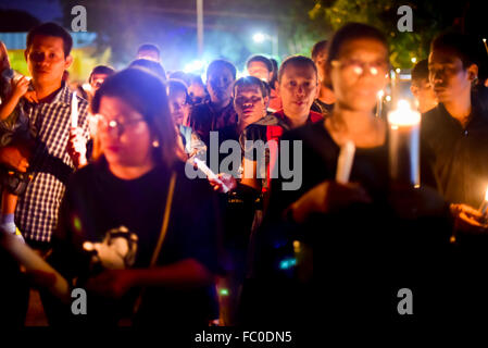 Les pèlerins portent des bougies allumées lorsqu'ils marchent et chantent ensemble dans la procession de la semaine Sainte à Larantuka, en Indonésie. © Reynold Sumayku Banque D'Images