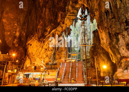 KUALA LUMPUR, MALAISIE - 20 septembre 2015 : les fidèles prient à l'intérieur de grottes de Batu temple hindou. Banque D'Images