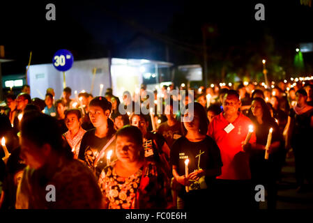 Les pèlerins catholiques marchent avec des bougies allumées dans la procession de la semaine Sainte à Larantuka, en Indonésie. Banque D'Images