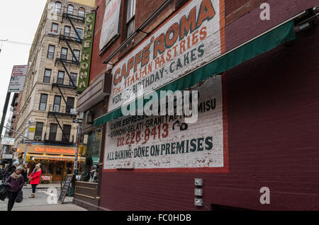 Extérieur de la Caffe Roma bâtiment dans Little Italy, NEW YORK avec publicité peinte sur de la maçonnerie avec auvent. Banque D'Images