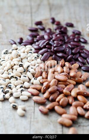 Haricots rouges, Black Eyed les haricots et les haricots pinto sur une table en bois Banque D'Images