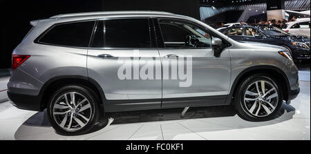 11 janvier 2016 - Detroit, MI, États-Unis - Un pilote Honda est forte au nord-américain de Detroit Auto Show. (Crédit Image : © Alexis Simpson via Zuma sur le fil) Banque D'Images