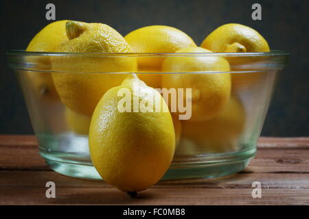 Les citrons dans une plaque de verre close up Banque D'Images