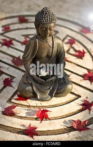 Statue de Bouddha avec la colombe de la paix Banque D'Images