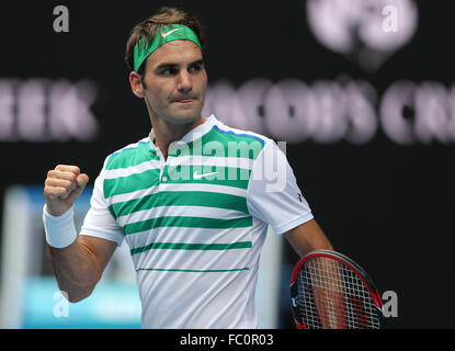 Melbourne, Australie. 20 Jan, 2016. Le suisse Roger Federer célèbre pendant la deuxième tour du simple messieurs de l'Ukraine contre Alexandr Dolgopolov à l'Australian Open Tennis Championshis à Melbourne, Australie, le 20 janvier 2016. Roger Federer a gagné 3-0. Credit : Bi Mingming/Xinhua/Alamy Live News Banque D'Images