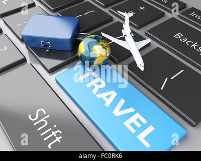 Valise, avion et de masse sur la clavier de l'ordinateur. Banque D'Images