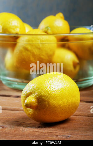 Les citrons dans une plaque de verre close up Banque D'Images