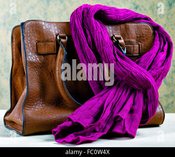 Sac en cuir marron et violet foulard Banque D'Images