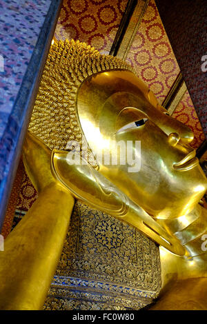 Bouddha couché de Wat Pho à Bangkok, Thaïlande Banque D'Images