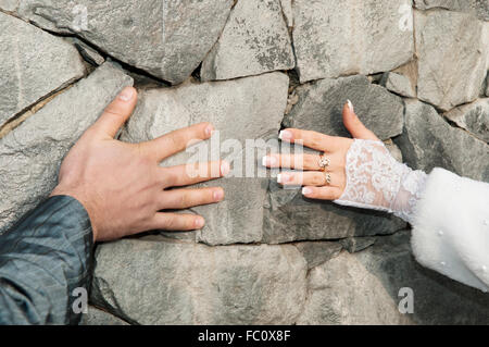 Les mains de nouveaux mariés Banque D'Images