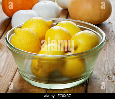 Les citrons dans une plaque de verre close up Banque D'Images