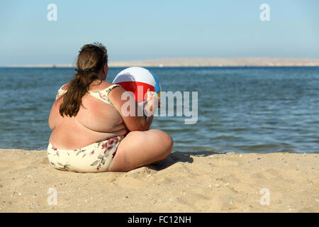 L'excès de femme avec ball on beach Banque D'Images