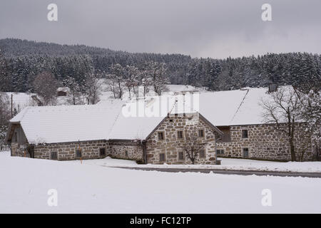 Vieilles fermes en paysage d'hiver Banque D'Images