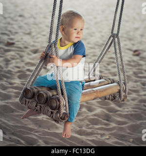 Bébé sur une balançoire Banque D'Images