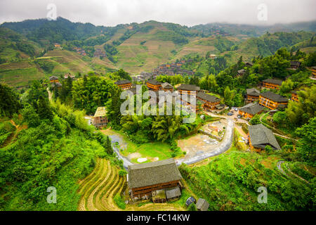 Village sur la montagne Yaoshan dans le Guangxi, Chine. Banque D'Images