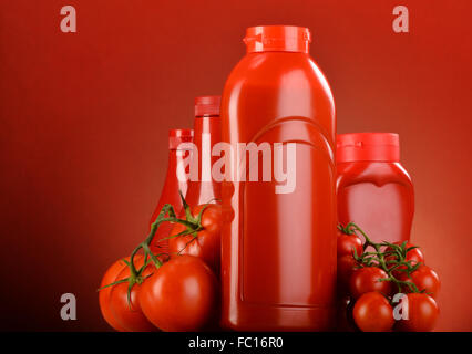 La composition avec le ketchup et les tomates fraîches. Banque D'Images