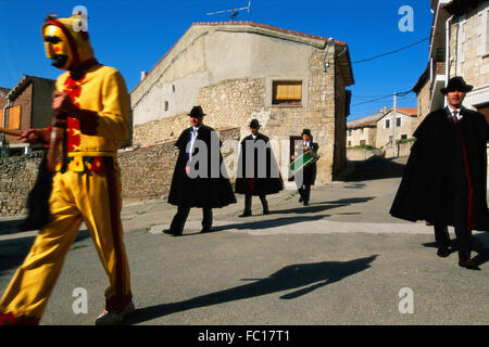 Procession dans Castrillo de Murcia, province de Burgos, en Espagne, à la Fiesta del Colacho. Promenades devant El Colacho. Banque D'Images