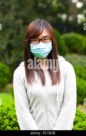 Femme portant un masque médical Banque D'Images