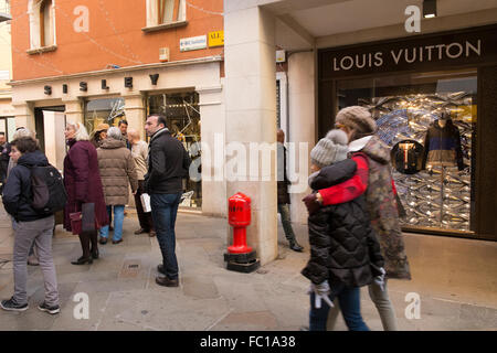 Les gens déambuler dans les rues de Venise parmi les vitrines du luxe Banque D'Images