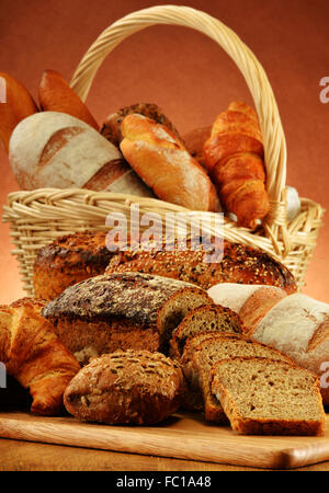 Panier en osier avec variété de produits Banque D'Images