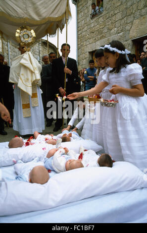 Tandis que des pétales de rose sont dispersés sur eux, les nourrissons sont bénis au Fiesta del Colacho à Castrillo de Murcia, Burgos, Espagne Banque D'Images