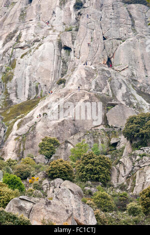 Les grimpeurs au Pico de la Miel Le miel (Crête), dans la Sierra de la Cabrera, Guadarrama, Madrid, Espagne Banque D'Images