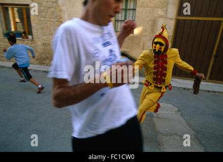 El Colacho chasse les jeunes du village, en essayant de les frapper avec son fouet, en Castrillo de Murcia, Espagne, Province de Burgos Banque D'Images