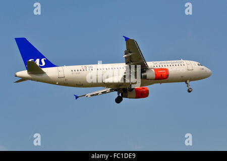 Scandinavian Airlines Airbus 320-232 OY-KAS l'atterrissage à Heathrow Banque D'Images