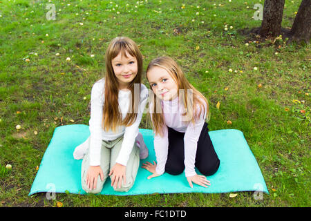 Deux filles jouant mignon Banque D'Images