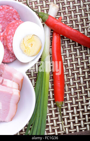 Salami avec des morceaux de poivron rouge et fromage Banque D'Images