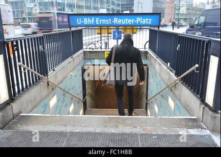 Berlin, Allemagne. 20 Jan, 2016. Un homme entre dans la station de métro d'Ernst Reuter Platz à Berlin, Allemagne, 20 janvier 2016. Un incident s'est produit il y a la nuit dernière. Selon la police, un homme de 28 ans poussé une femme de 20 ans devant un train. Témoins détenus l'homme et l'a remis aux fonctionnaires en alarme. Photo : PAUL ZINKEN/dpa/Alamy Live News Banque D'Images