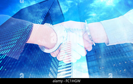 Image composite de gens d'affaires de menottes shaking hands Banque D'Images