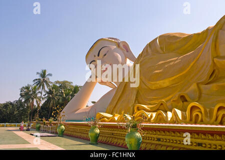 A 55m, Shwethalyaung inclinables longue buddah, Bago, Myanmar Banque D'Images