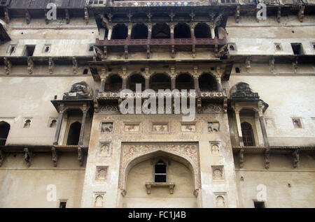 Vue extérieure de Datia Palace. Également connu sous le nom de Bir Singh Palace ou Bir Singh Dev Palace. Datia. Le Madhya Pradesh. L'Inde Banque D'Images